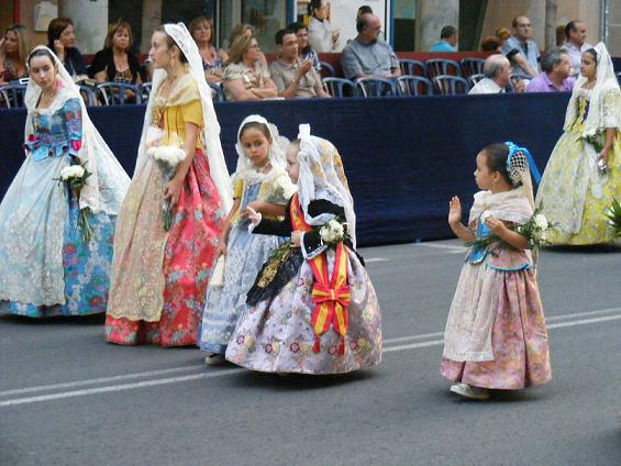 Mieszkańcy przebrani podczas świąt Las Hogueras w Alicante